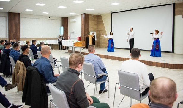 Выступление аснамбля песни и пляски Сибирь перед работниками АО ГРуппа Илим