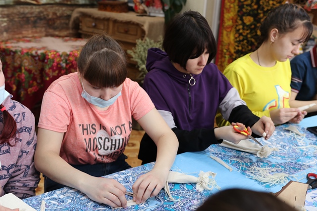 изготовление обрядовой куклы Коза. Автор фото Папина И.Ю