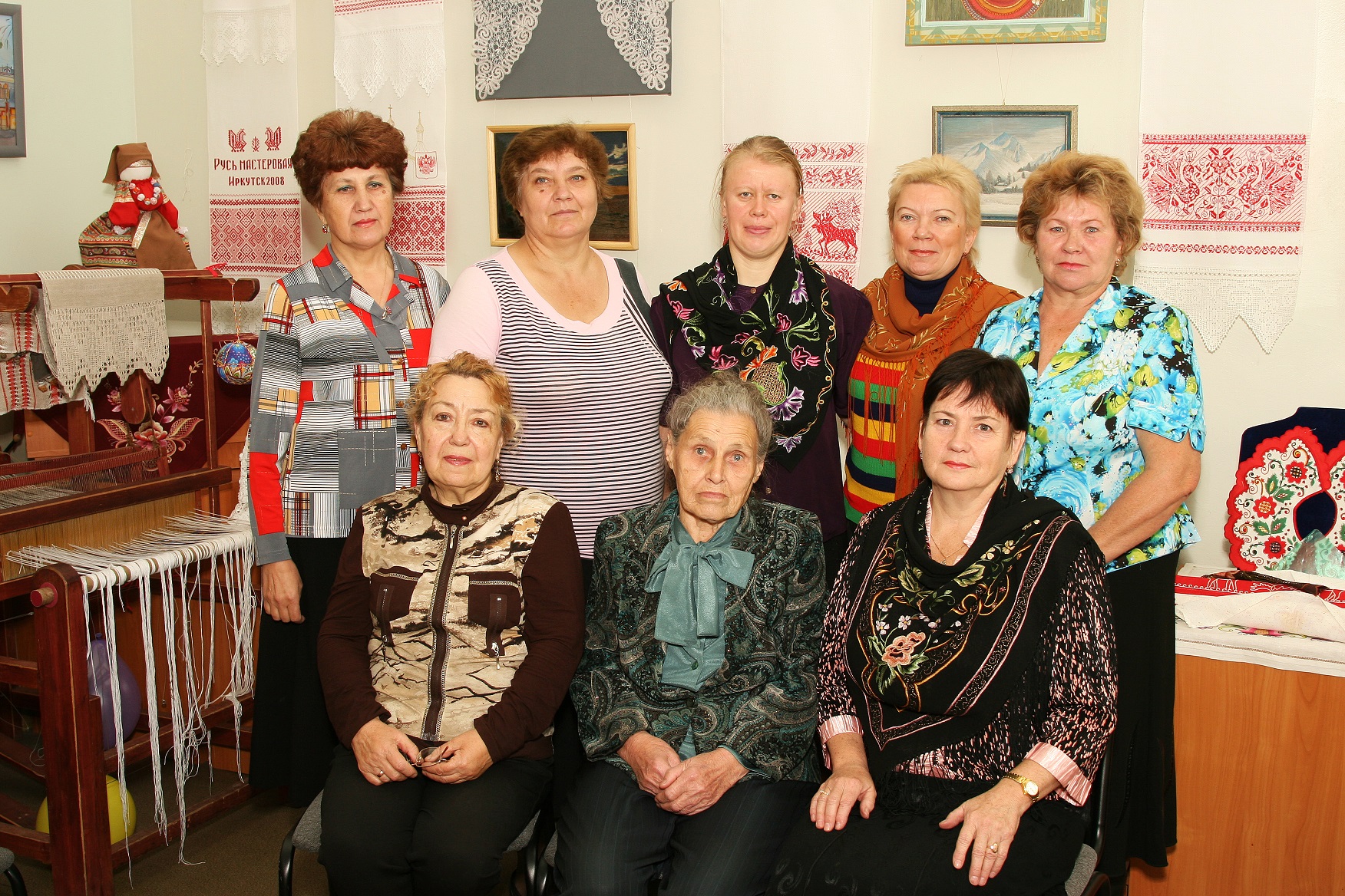 вышивальщица Мария Азеева с ученицами в середине сидит