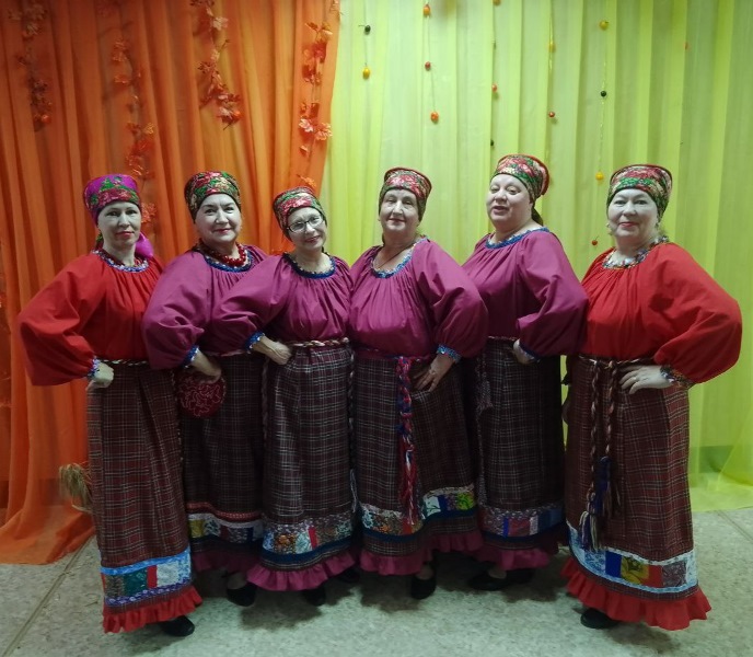 клуб Сударушка в Покосных рубахах которые сшили самостоятельно