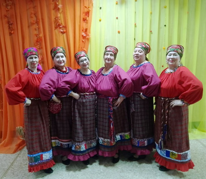 клуб Сударушка в Покосных рубахах которые сшили самостоятельно