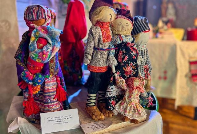 Куклы в народных костюмах